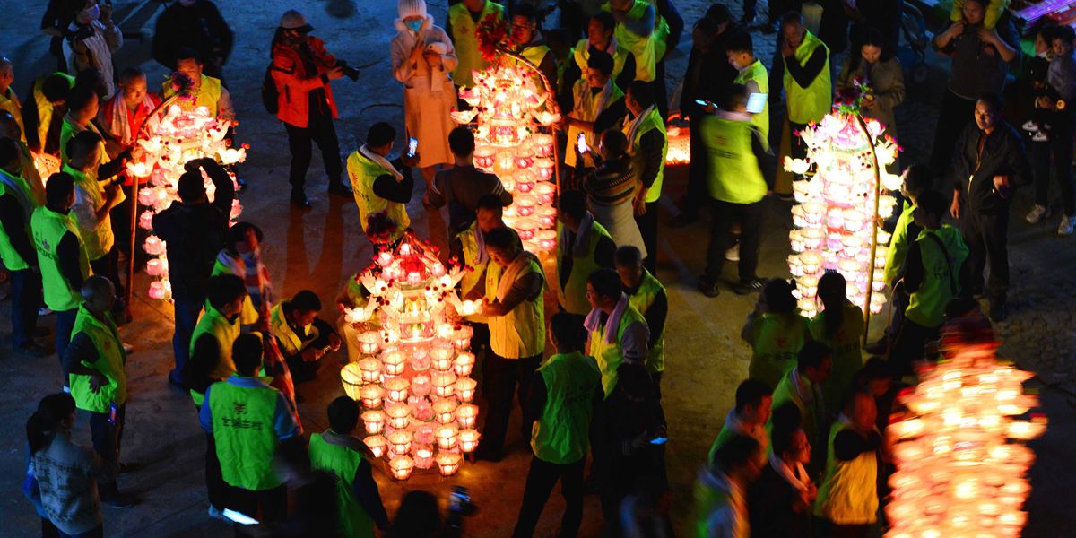 福建闽西：芷溪游花灯——“纸做灯、油点灯、纸包火”